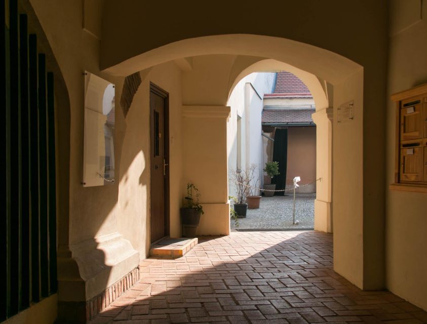 2 Hours Buda Castle Walking Tour - Walk with a Historian - Beginning at Bécsi kapu Square