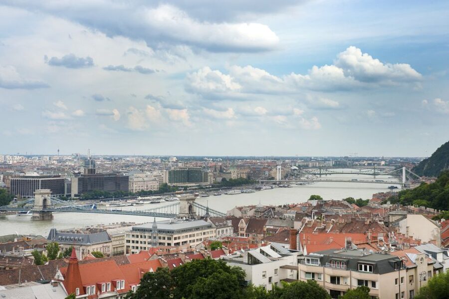 3-Hour Orientation Walking Tour of Buda and Pest - How the guiding style shapes the visit