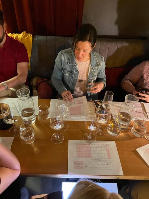 6-Tier Hungarian Wine Tasting at a Cozy Community Table - How the 90-minute tasting works