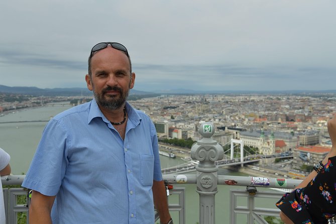 All day city tour in Budapest - District VII, the synagogue, and ruin pubs