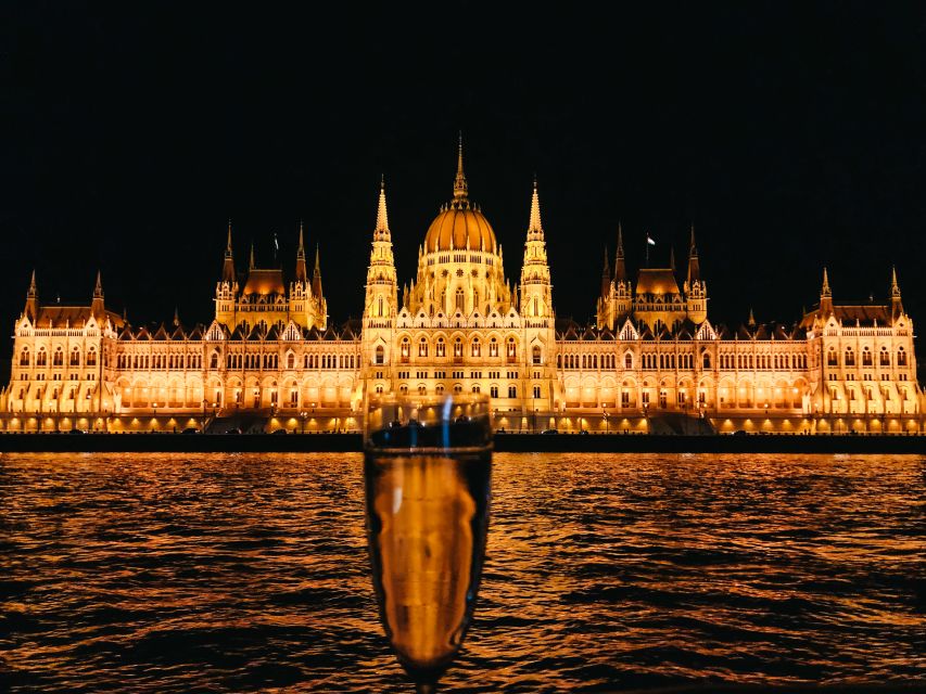 Budapest: 1-Hour Evening Sightseeing Cruise with Drink - What the $28 price really buys you