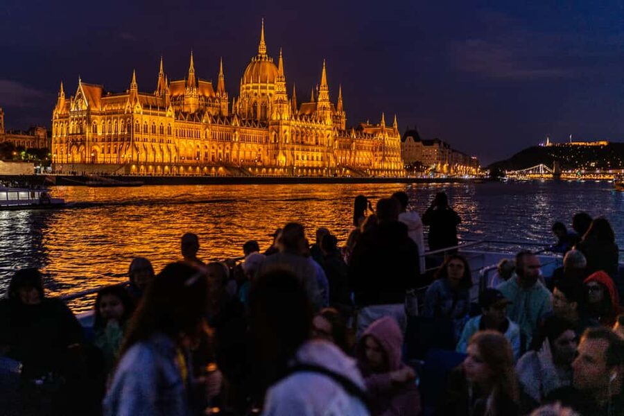 Budapest: 1-Hour Evening Sightseeing Cruise with Drink - Why an evening Danube cruise works so well