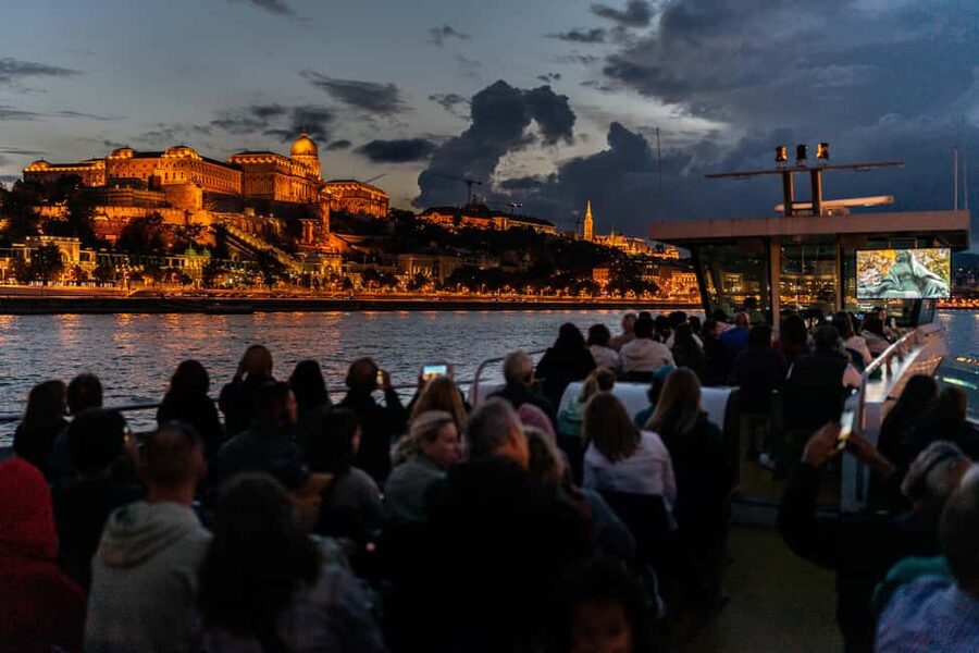 Budapest: 1-Hour Evening Sightseeing Cruise with Drink - The drink, Wi-Fi, and audio guide