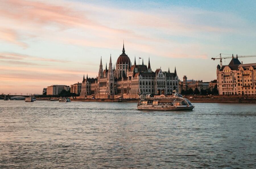 Budapest: 1-Hour Evening Sightseeing Cruise with Drink - Margaret Bridge and the view toward Buda Castle