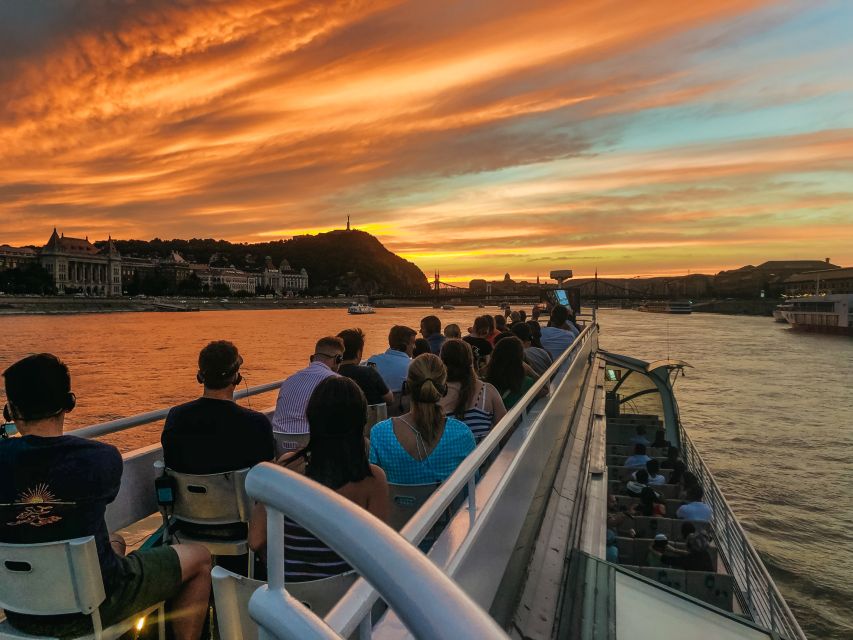 Budapest: 1-Hour Evening Sightseeing Cruise with Drink - Choosing the best seat for comfort or photographs