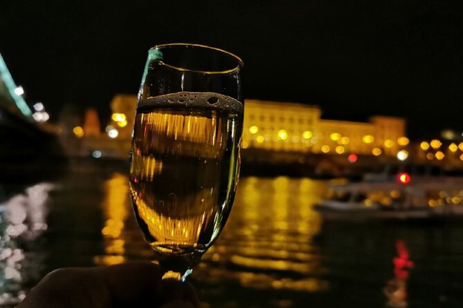 Budapest: 1-Hour Highlights Cruise with Welcome Drink - The welcome drink and onboard atmosphere