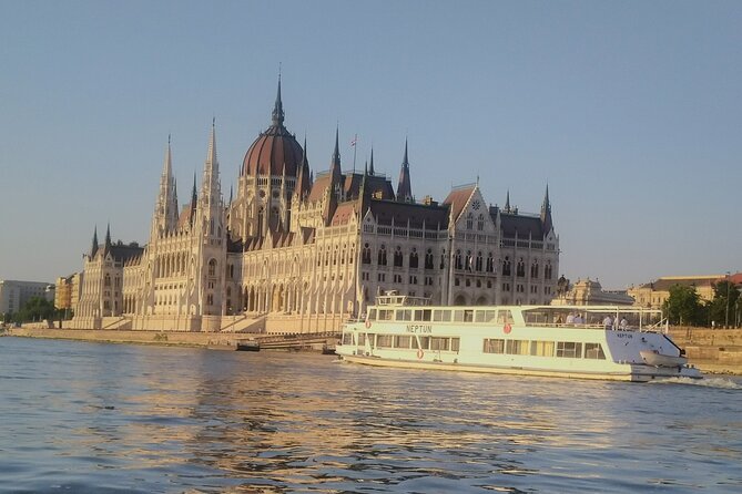 Budapest: 1-Hour Highlights Cruise with Welcome Drink - Buda Castle and Castle Garden from below
