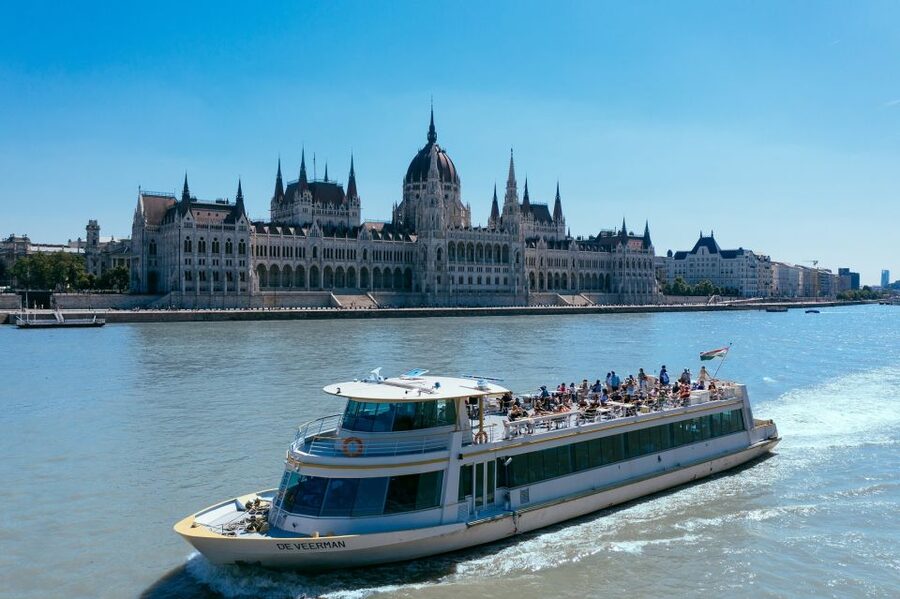 Budapest: 1-hour Sightseeing Danube River Cruise - The real value of a $17 cruise