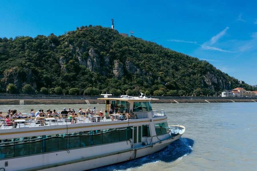 Budapest: 1-hour Sightseeing Danube River Cruise - Choosing between a daytime and nighttime departure