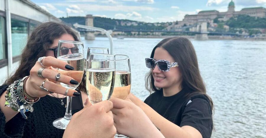 Budapest: 1 hr Sunshine Booze Cruise with Prosecco - Boarding at Akadémia Dock 2