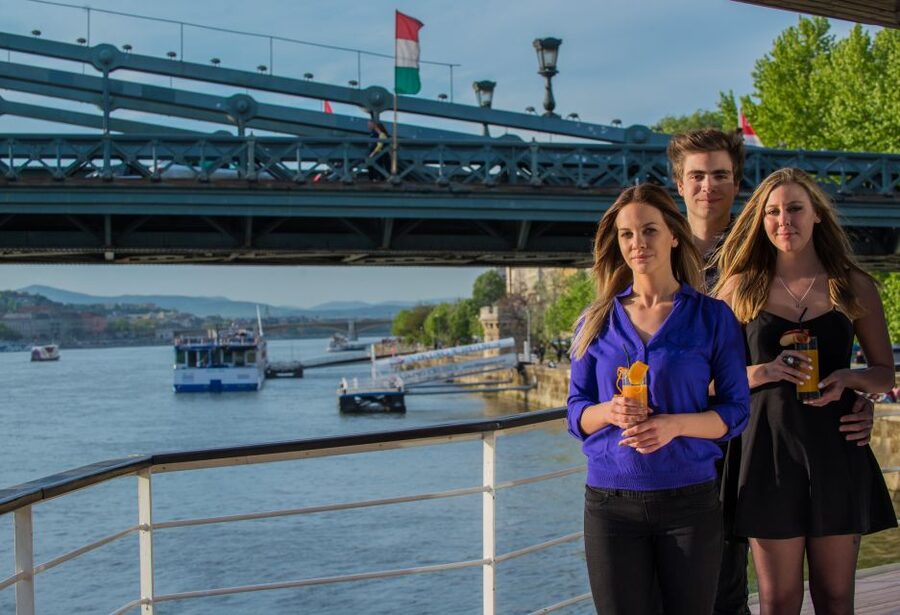 Budapest: 1 hr Sunshine Booze Cruise with Prosecco - The important difference between sightseeing and a guided tour