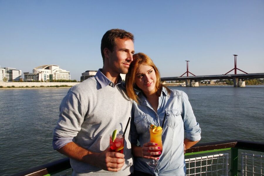 Budapest: 1 hr Sunshine Booze Cruise with Prosecco - Should you book the Gróf Széchenyi daylight cruise?