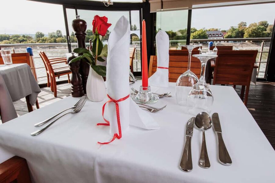 Budapest: 2-Course Dinner for 2 on a Boat Restaurant - Arriving at the Danube restaurant