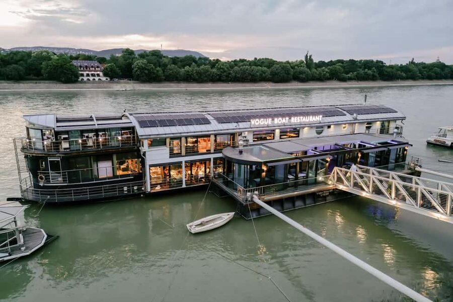 Budapest: 2-Course Dinner for 2 on a Boat Restaurant - Choosing a starter from three different directions