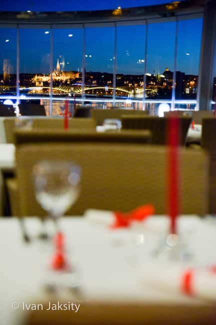 Budapest: 2-Course Dinner for 2 on a Boat Restaurant - Candlelight, roses, and the Budapest panorama