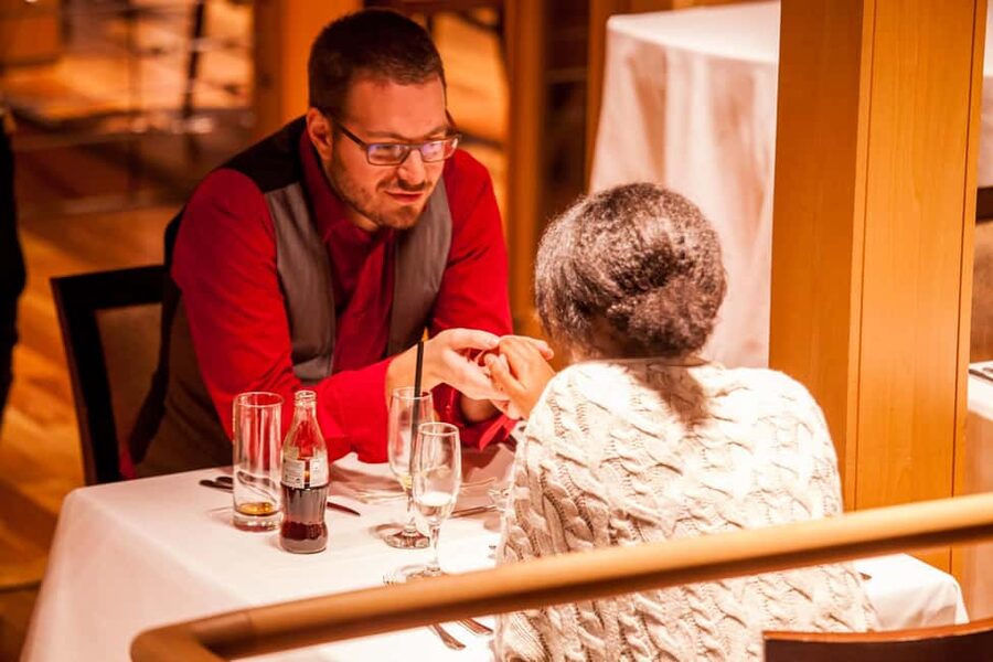 Budapest: 2-Course Dinner for 2 on a Boat Restaurant - A champagne welcome before dinner