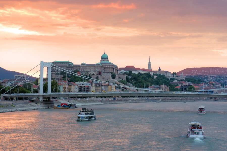 Budapest: 3-hour City Tour with Castle Walk + 1-hour Cruise - Parliament and the crossing to Buda