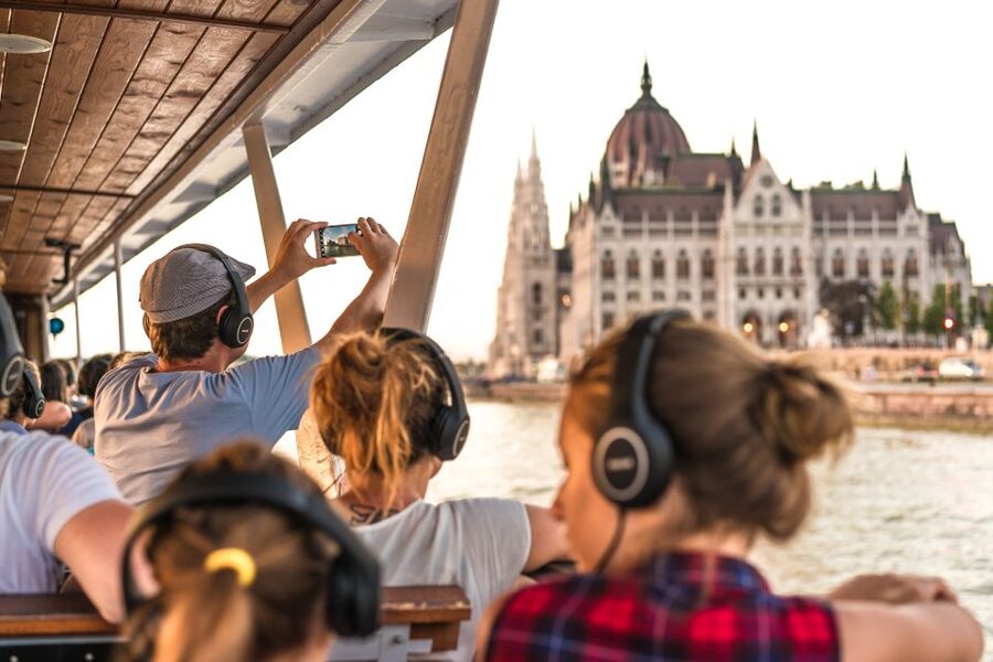Budapest: 3-hour City Tour with Castle Walk + 1-hour Cruise - Heroes’ Square and the long Pest-side sweep