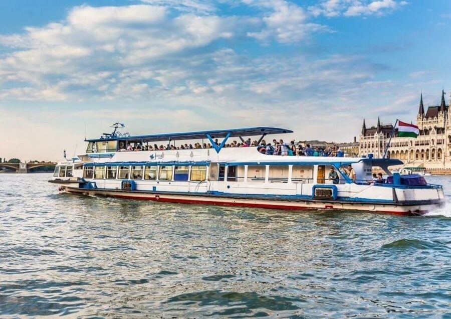 Budapest: 3-hour City Tour with Castle Walk + 1-hour Cruise - The Danube cruise from Vigadó tér