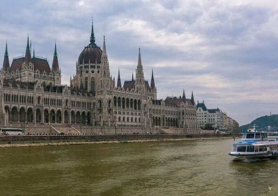 Budapest: 3-hour City Tour with Castle Walk + 1-hour Cruise - How the guide affects the day