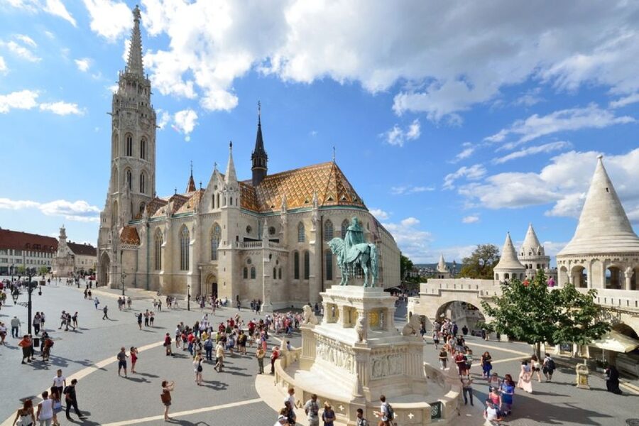 Budapest: 3-Hour Grand City Tour and Castle Walk - Crossing the Danube to Castle Hill