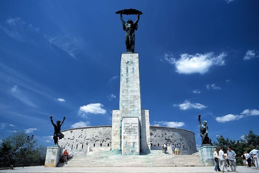 Budapest: 3-Hour Grand City Tour and Castle Walk - Why the guide matters here