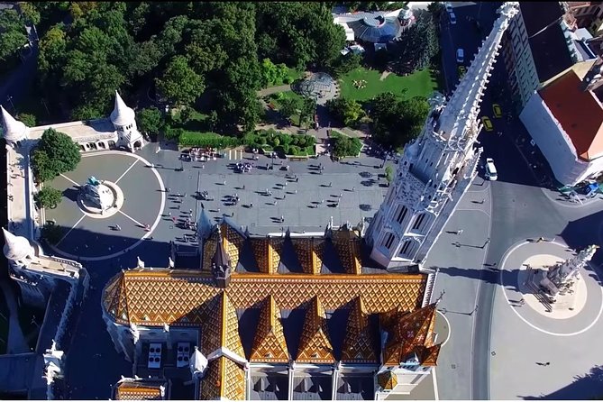 Budapest: 3-Hour Live-guided Bus Tour and 1-hour River Cruise - What the guide adds to the bus ride