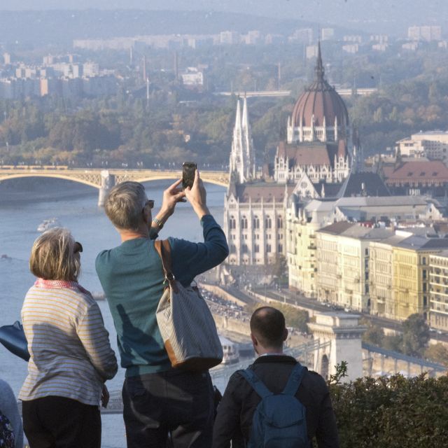 Budapest: 3-Hour Live Guided Sightseeing Tour - Transport, group size, and the pace of the day
