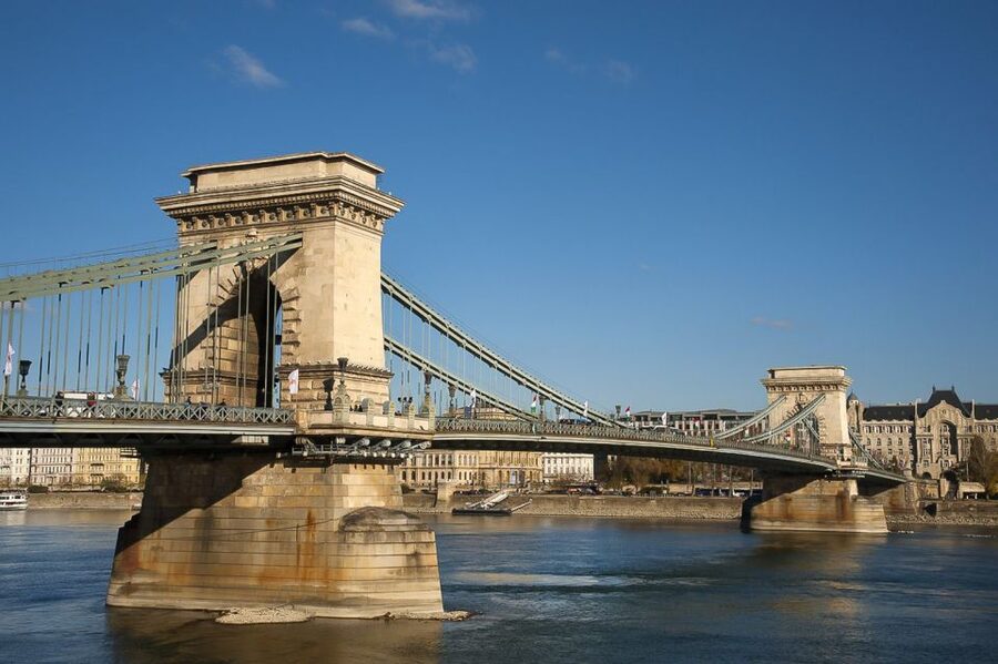 Budapest 3-Hour Walking Tour in Italian - Crossing the Danube into Buda