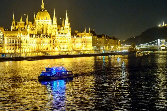 Budapest 4 course Dinner Cruise with Bar Piano and Welcome Drink - What the evening on the Danube is really like