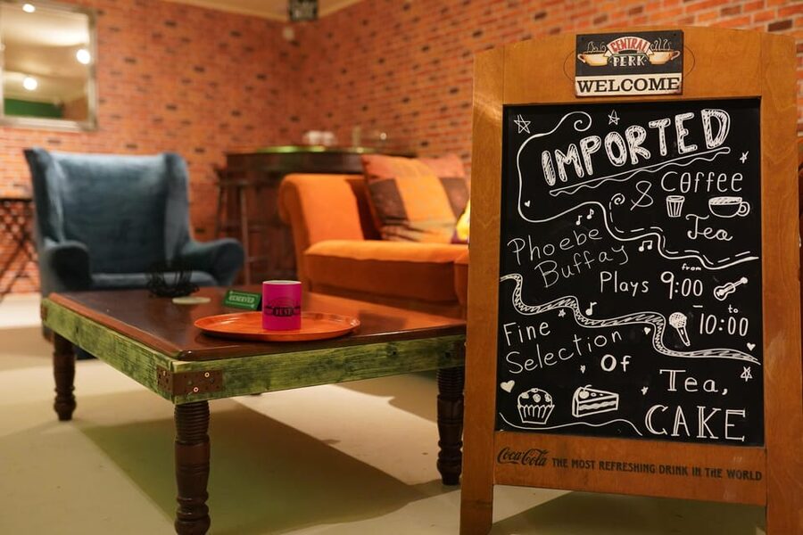 Budapest: 90s Sitcom Escape Room Adventure with Drinks - Key points at a glance