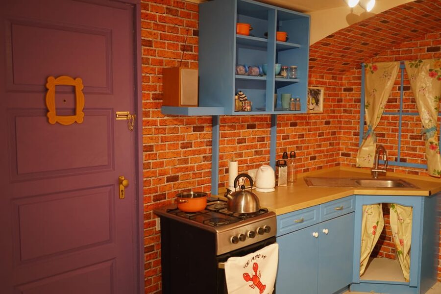 Budapest: 90s Sitcom Escape Room Adventure with Drinks - Monica’s kitchen sets the tone