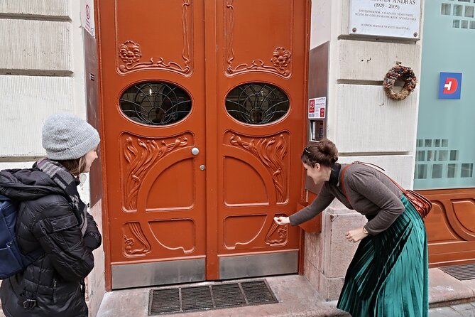 Budapest Art Nouveau Walking Tour - Meeting at Madal Cafe and getting oriented
