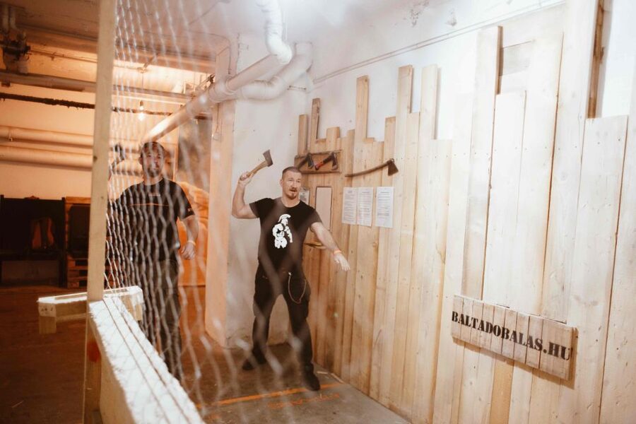 Budapest: Axe Throwing Experience - Trying ninja stars and other throwing tools