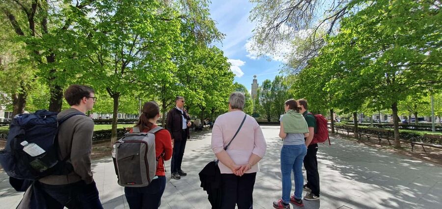 Budapest: Best of Downtown and Jewish Quarter Tour - Entering the Jewish Quarter on foot