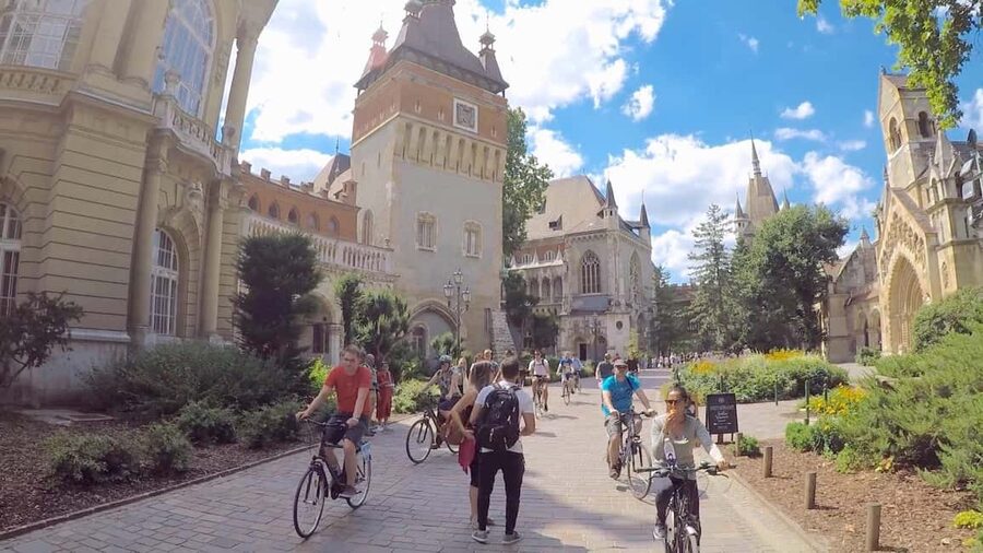 Budapest Bike Tour with a Hungarian Goulash - The guiding style and group atmosphere