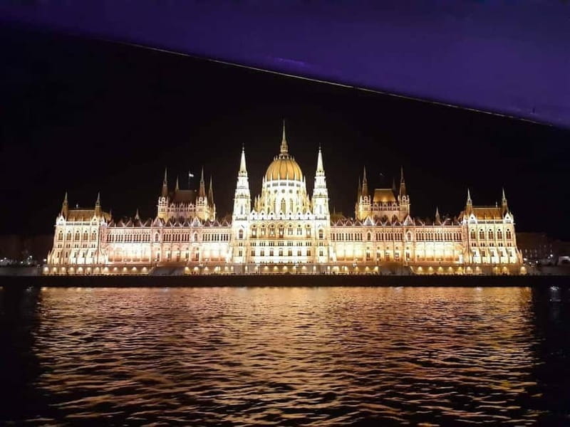 Budapest: Boat Cruise with Personal Guide and Drink - The included wine or lemonade