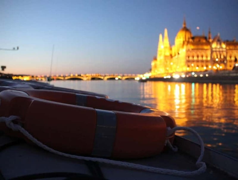 Budapest: Boat Cruise with Personal Guide and Drink - Photos, seating, and the night view