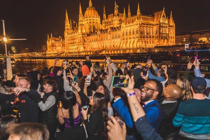Budapest: Boat Party with option of Unlimited Drinks - Boarding the Danube for Budapest’s night views