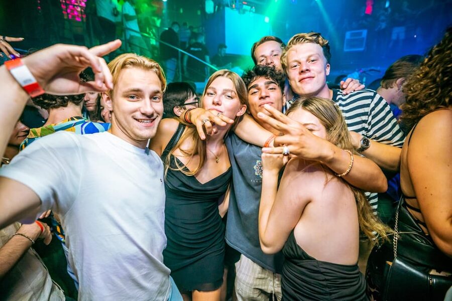 Budapest: Boat Party with option of Unlimited Drinks - Weather, timing, and practical planning