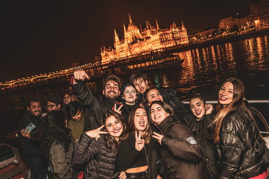 Budapest: Boat Party with option of Unlimited Drinks - The two-hour pre-party and unlimited drinks option