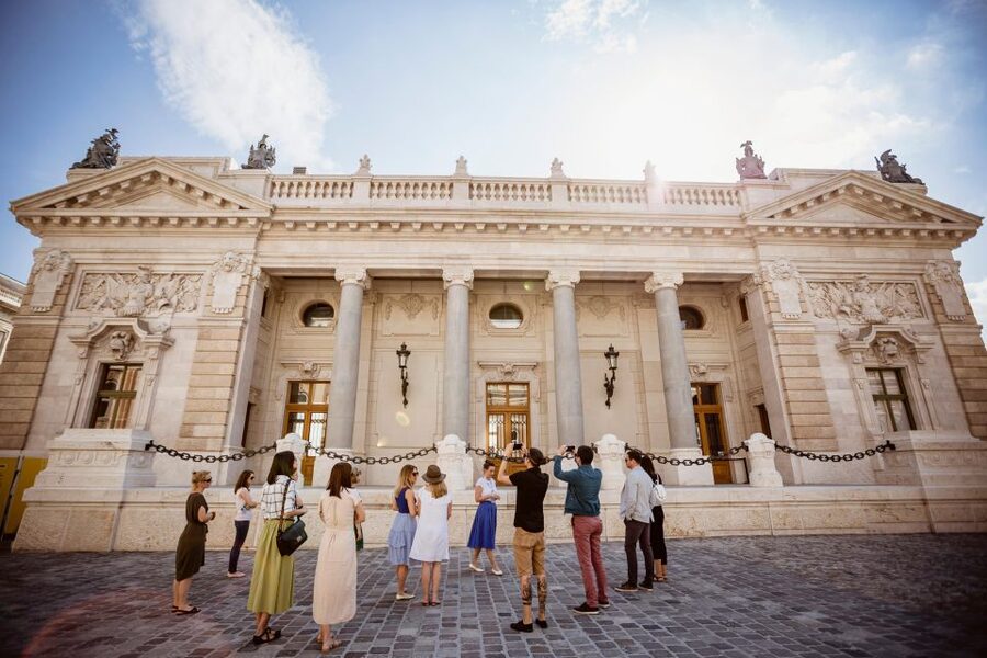 Budapest: Buda Castle Walk with Saint Stephen's Hall - What the guides add to the experience