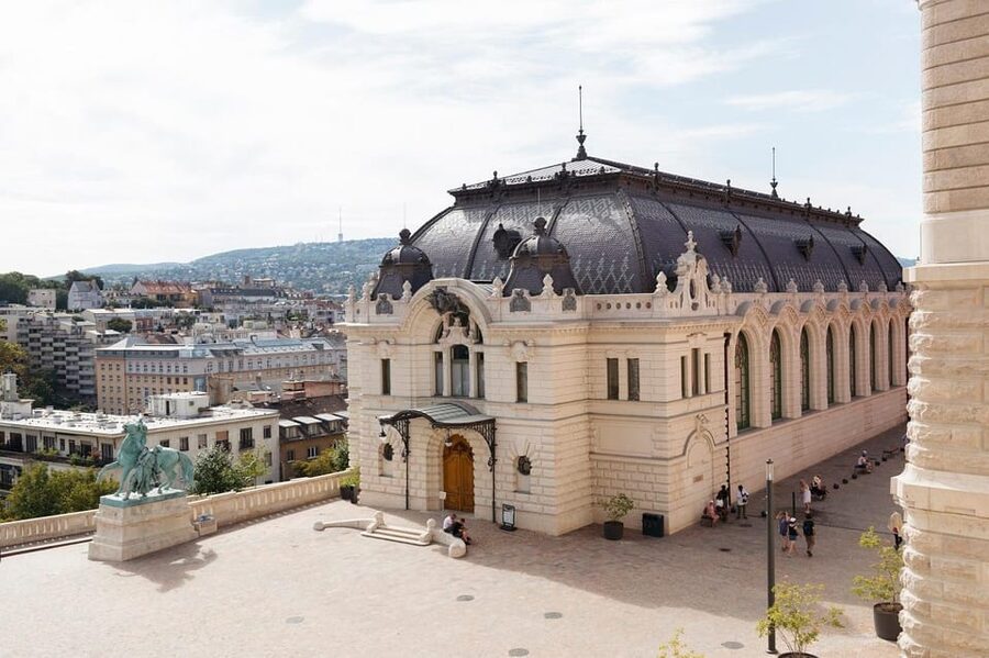 Budapest: Buda Castle Walking Tour & Folk Music Performance - Key points at a glance