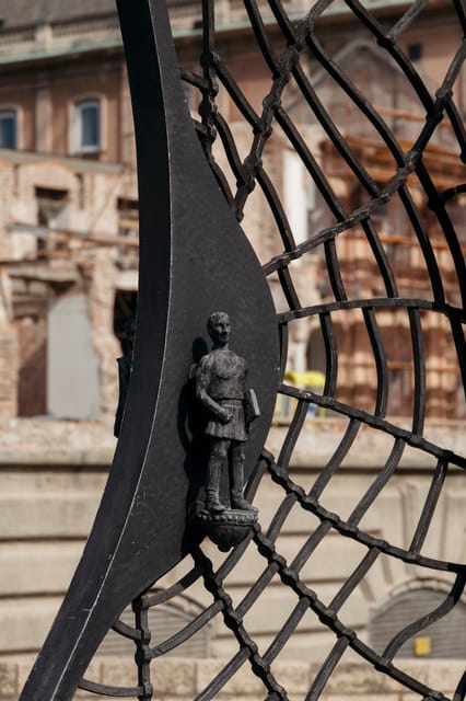Budapest: Buda Castle Walking Tour & Folk Music Performance - A guide who treats history as a conversation