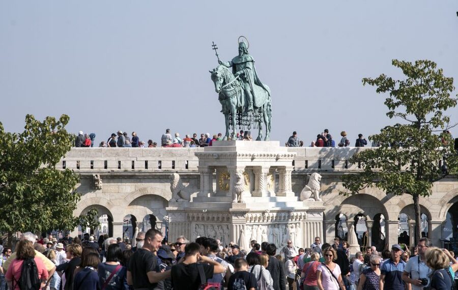 Budapest: Buda Walking Tour - Matthias Church and its ceramic roof