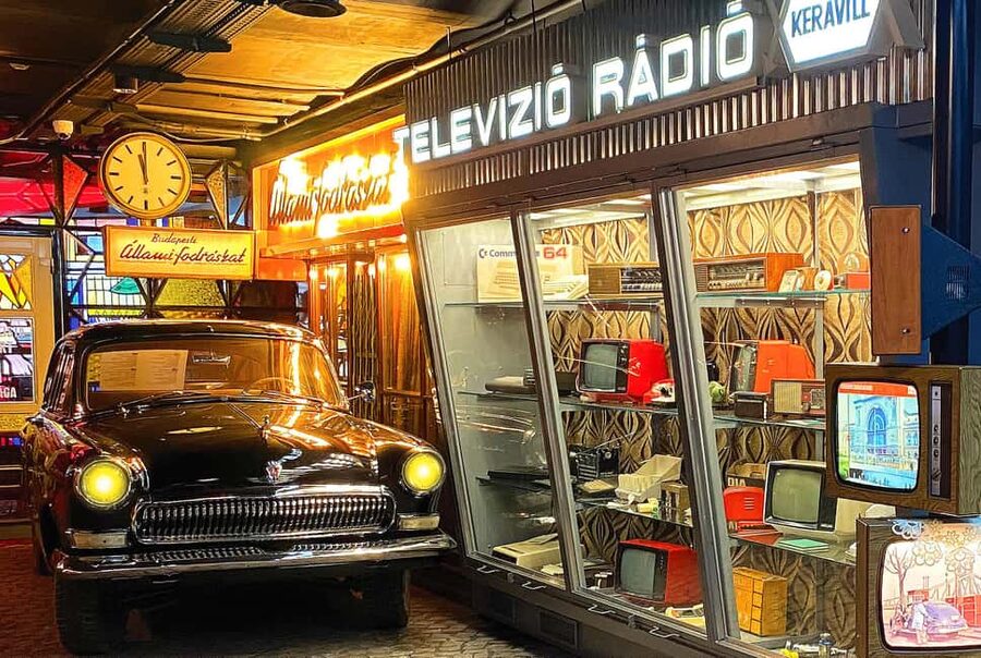 Budapest: Budapest Retro Interactive Museum Ticket - Phone booths, jokes, and a 1971 jukebox