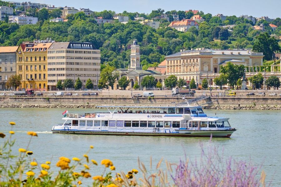 Budapest By Night Sightseeing Cruise - The first view: Chain Bridge and Parliament