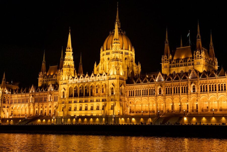 Budapest: Candlelit Dinner River Cruise with Live Music - Four courses, several choices, and sensible expectations