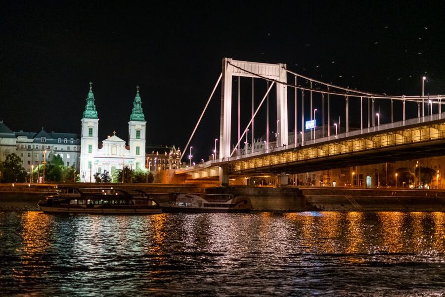 Budapest: Candlelit Dinner River Cruise with Live Music - Bridges, hills, and the Buda skyline