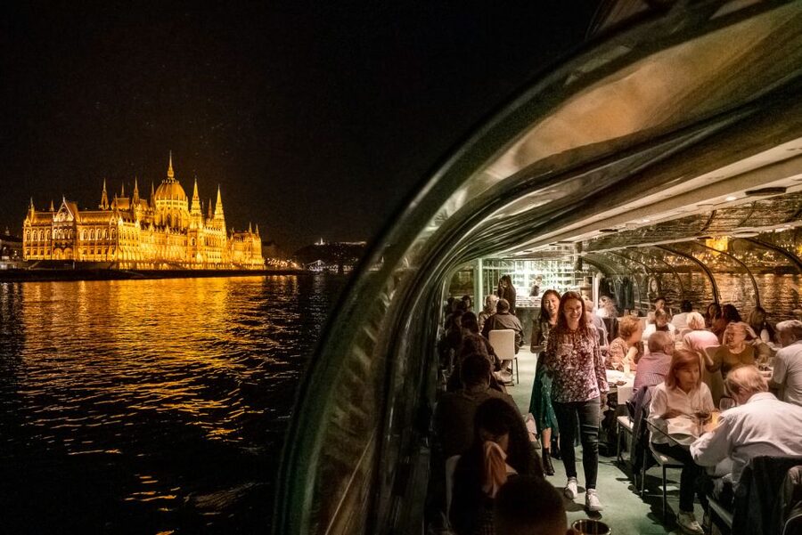 Budapest: Candlelit Dinner River Cruise with Live Music - Live music that supports the meal